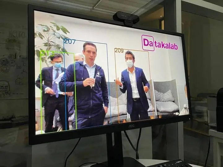 苹果截胡马斯克抢到ai人才,想给 homepod 加个智慧眼