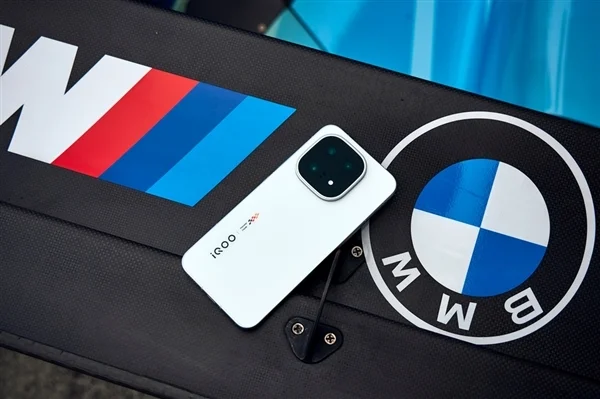 iqoo 15独家标配ar增透消反保护膜 产品经理:成本高 别撕掉它 iqoo 15独家标配ar增透消反保护膜 产品经理:成本高 别撕掉它