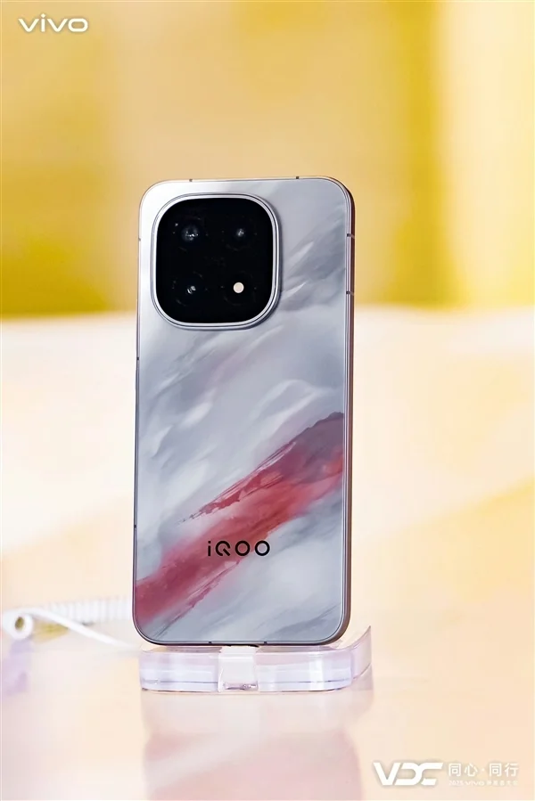 iqoo 15独家标配ar增透消反保护膜 产品经理:成本高 别撕掉它 iqoo 15独家标配ar增透消反保护膜 产品经理:成本高 别撕掉它