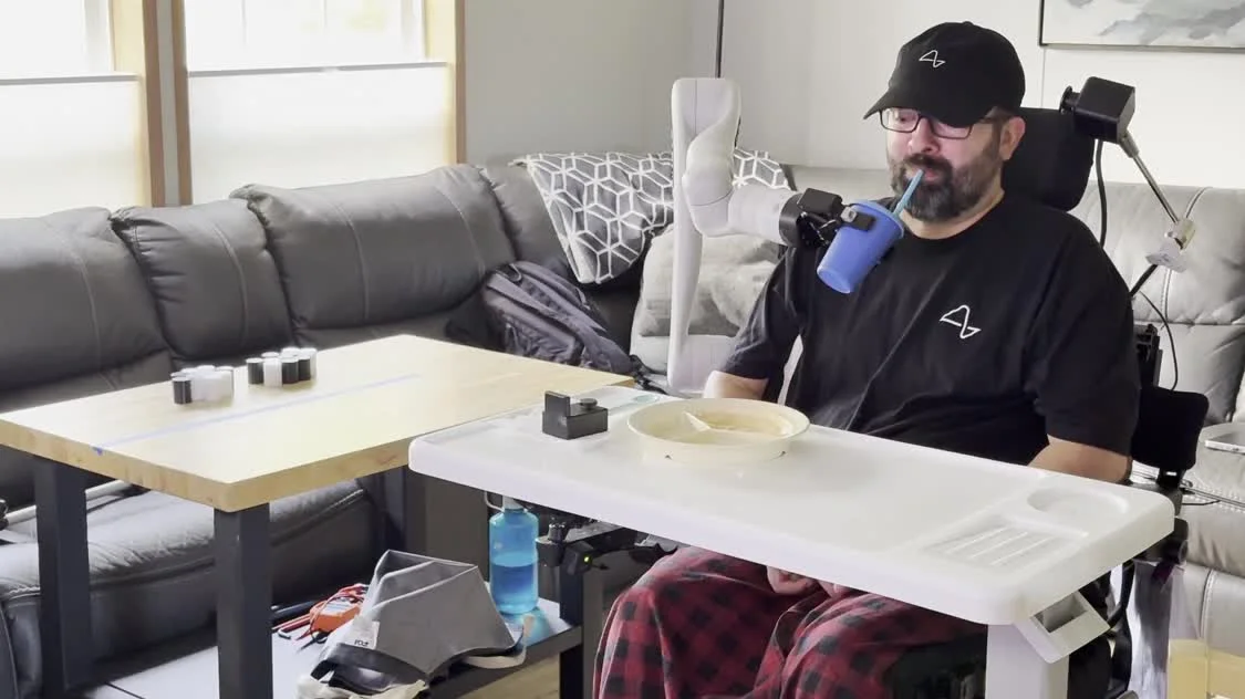 马斯克neuralink新突破:渐冻症患者用脑控机械臂完成日常任务 马斯克neuralink新突破:渐冻症患者用脑控机械臂完成日常任务